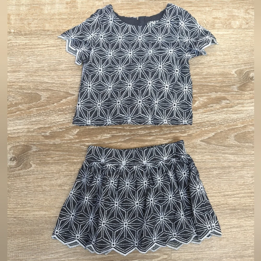NEW OshKosh Embroidered Floral Denim Two Piece Set Size 2T